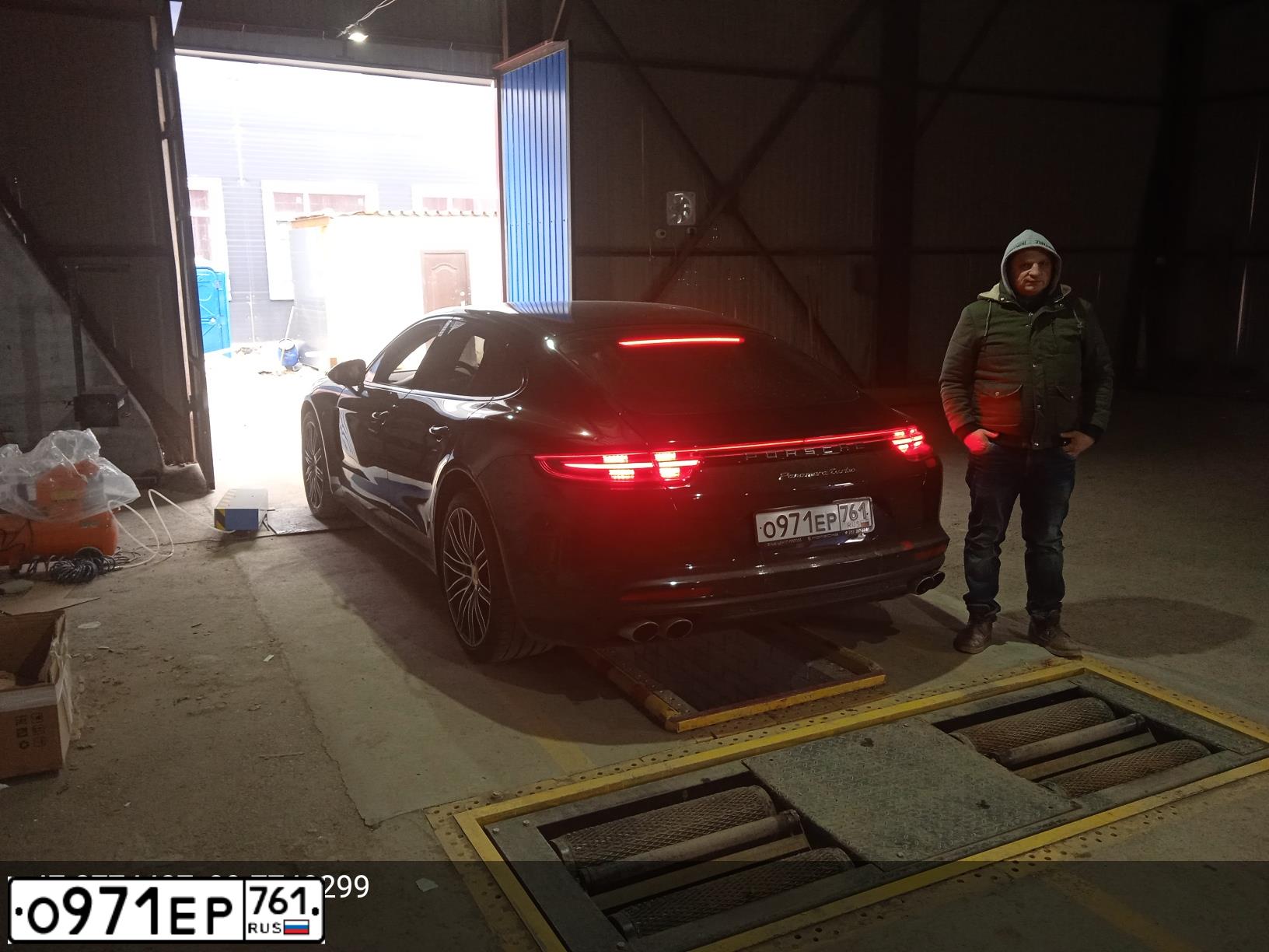 Фото автомобиля PORSCHE PANAMERA, 2017 — госномер В005ОР05. Цвет: ЧЕРНЫЙ