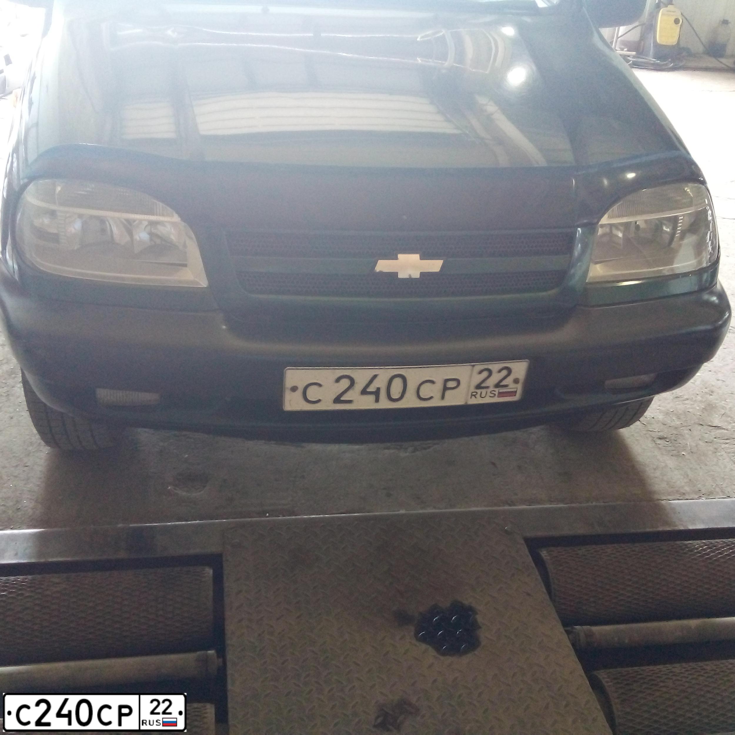Фото автомобиля CHEVROLET NIVA, 2003 — госномер С240СР22. Цвет: ТЕМНО-ЗЕЛЕНЫЙ
