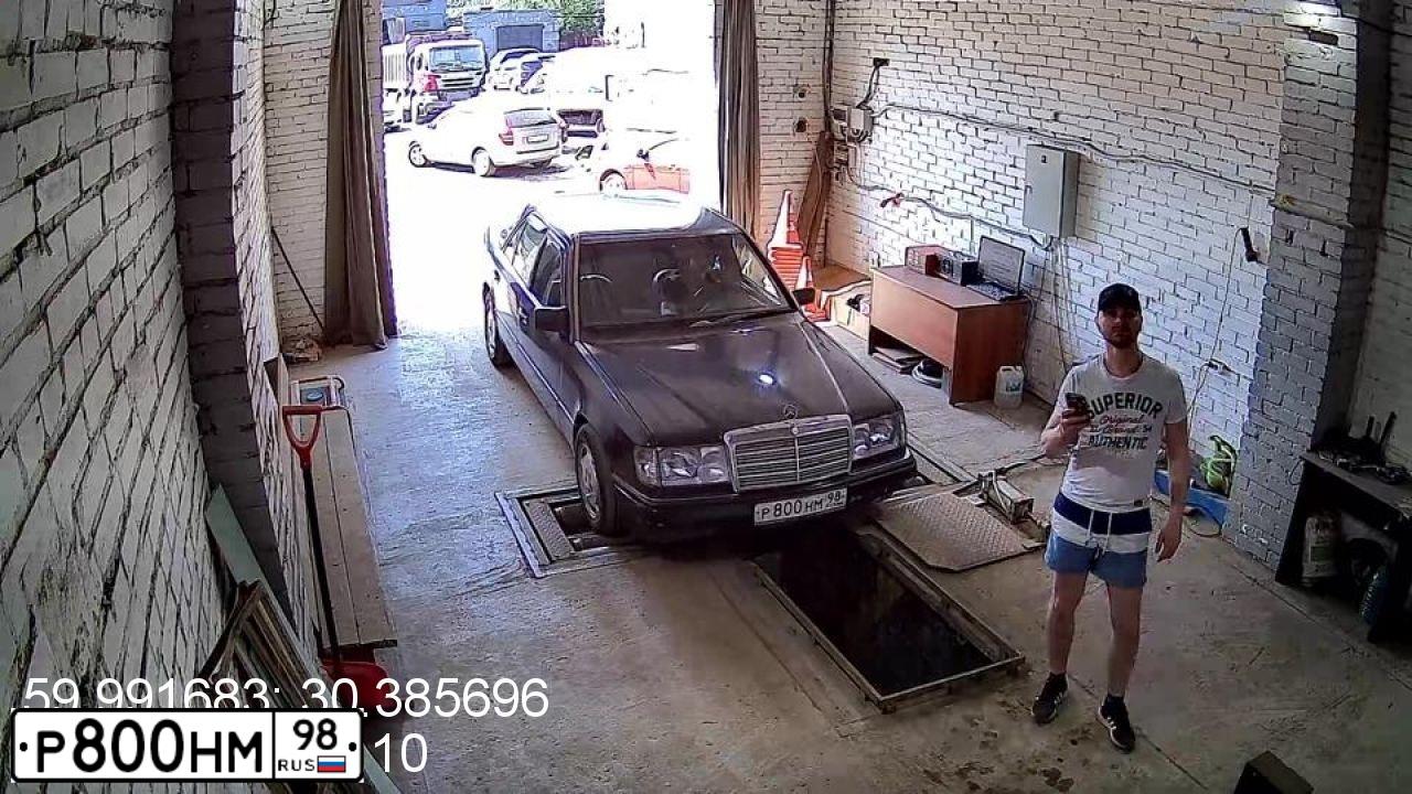 Фото автомобиля MERCEDES E-KLASSE, 1992 — госномер Р800НМ98. Цвет: ТЕМНО-СЕРЫЙ