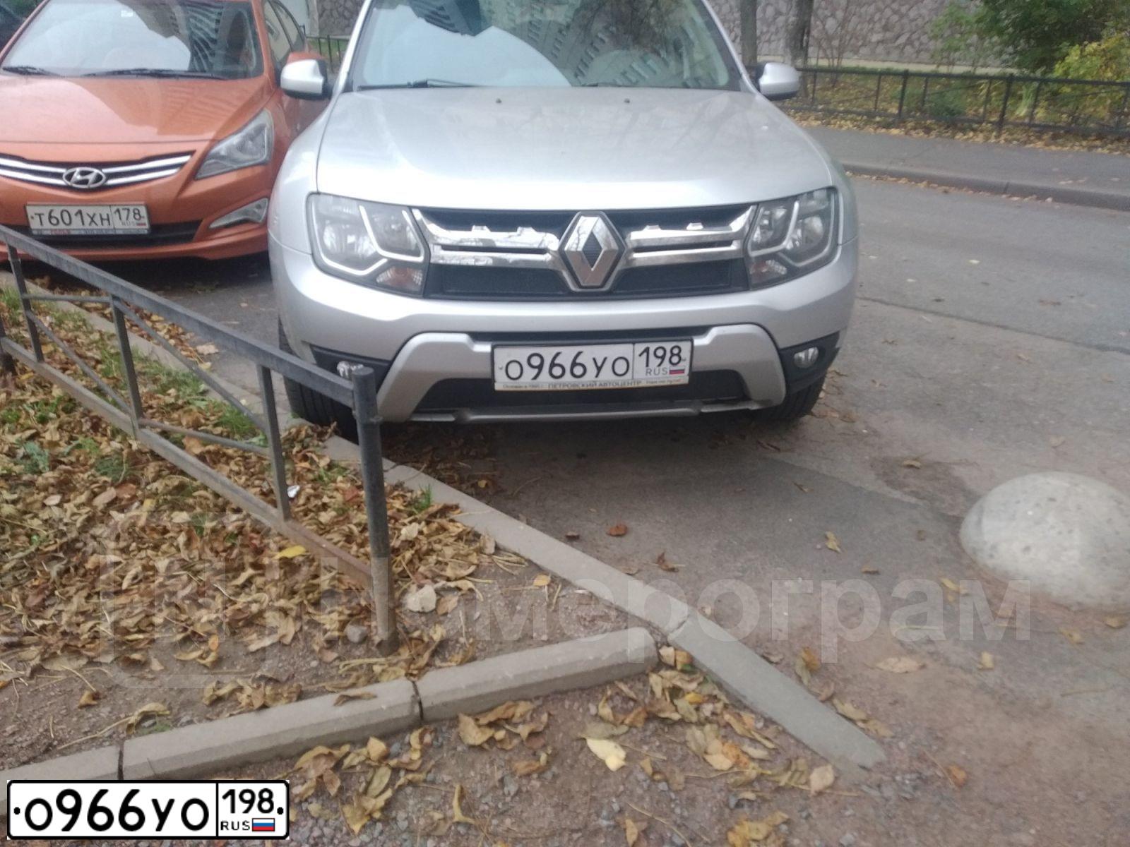 Фото автомобиля RENAULT DUSTER, 2016 — госномер О966УО198. Цвет: СВЕТЛО-СЕРЫЙ