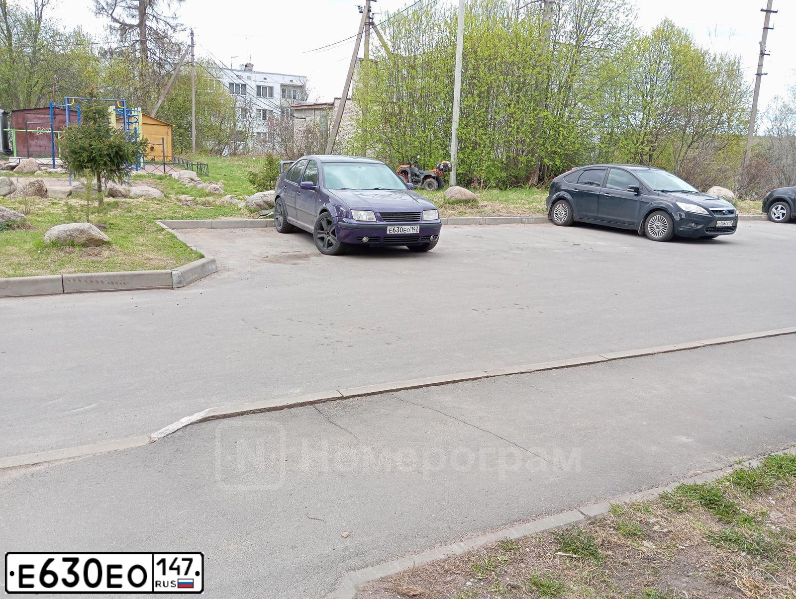 Фото автомобиля VOLKSWAGEN BORA, 1999 — госномер Е630ЕО147. Цвет: ФИОЛЕТОВЫЙ