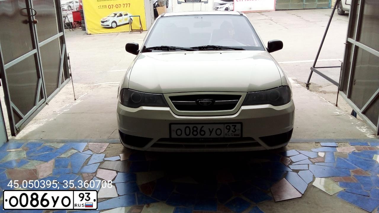 Фото автомобиля DAEWOO NEXIA, 2010 — госномер О086УО93. Цвет: ТОПЛЕНОЕ МОЛОКО