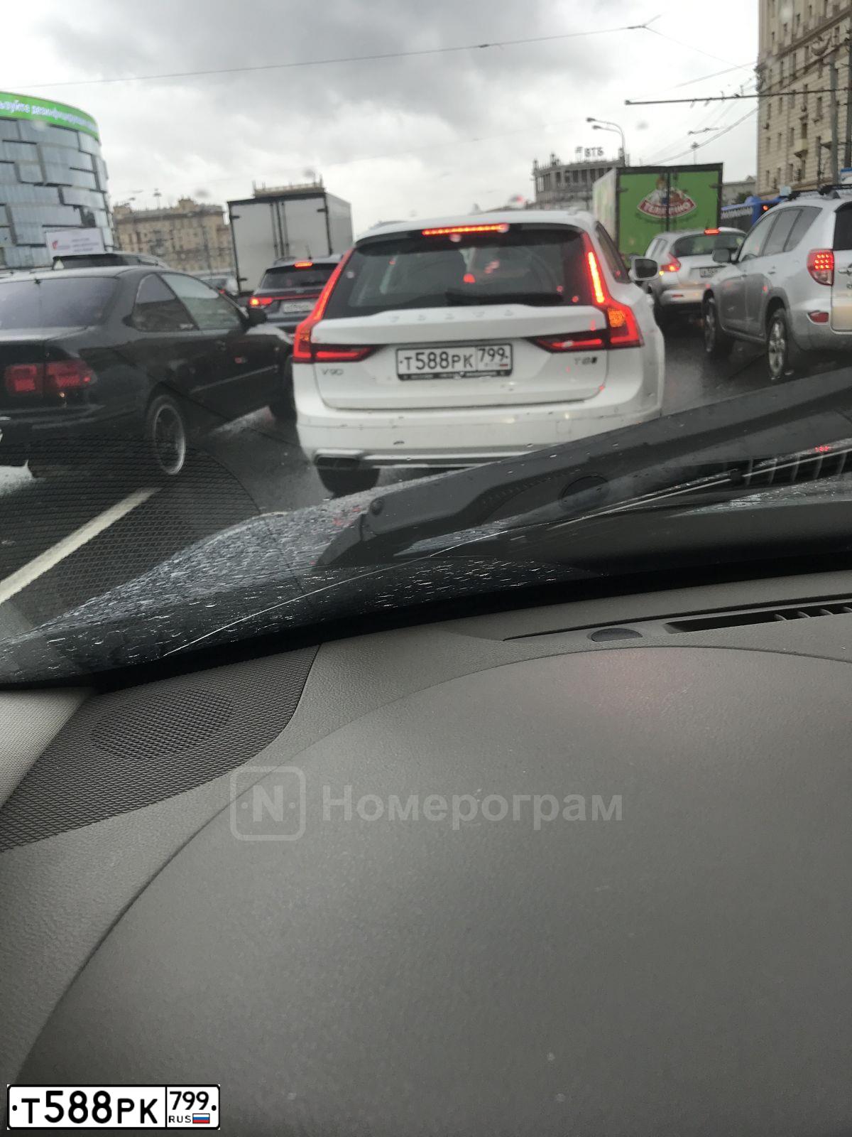 Фото автомобиля VOLVO V90, 2019 — госномер Т588РК799. Цвет: ЖЕМЧУЖНО-БЕЛЫЙ