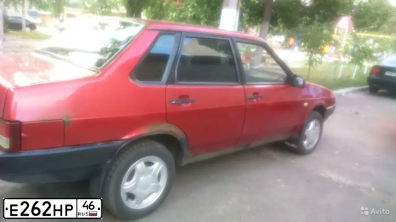 Фото автомобиля LADA 2110, 2004 — госномер Е500РА46. Цвет: МОЛОЧНО-БЕЛЫЙ СЕРЕБРИСТЫЙ