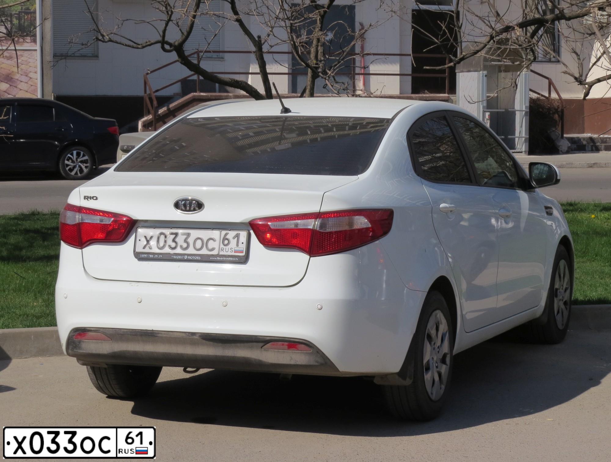 Фото автомобиля KIA RIO, 2012 — госномер Х033ОС61. Цвет: Белый