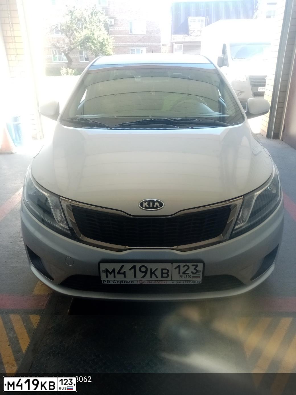 Фото автомобиля KIA RIO, 2012 — госномер У648КМ31. Цвет: Серебристый