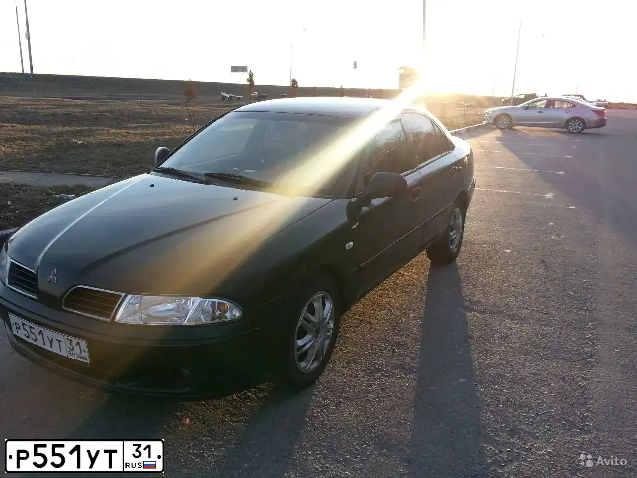 Фото автомобиля MITSUBISHI CARISMA, 2000 — госномер Р551УТ31. Цвет: ЗЕЛЕНЫЙ ТЕМНЫЙ