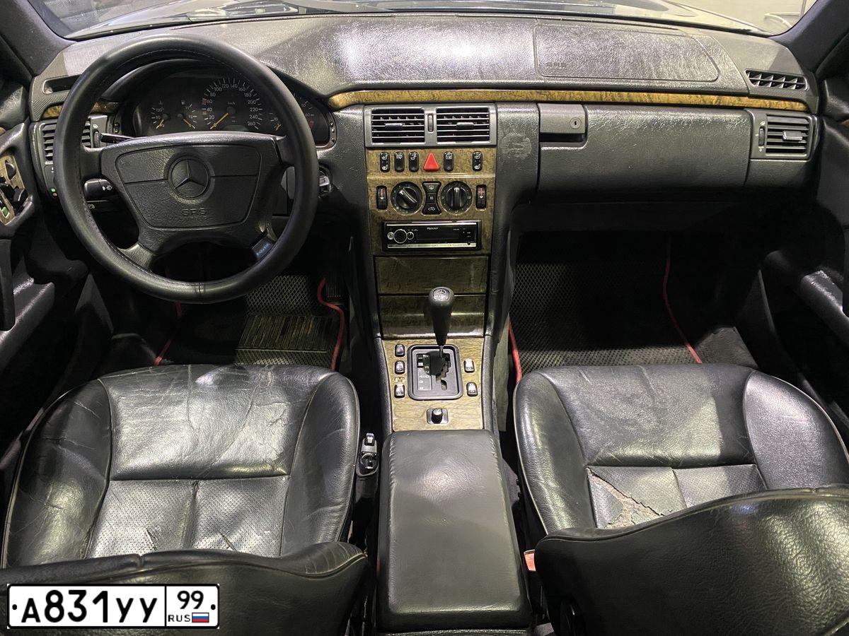 Фото автомобиля MERCEDES E-KLASSE, 1996 — госномер А831УУ99. Цвет: Темно-синий