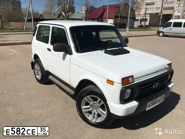 Фото автомобиля LADA 2121 NIVA, 2015 — госномер Е582СЕ35. Цвет: Белый