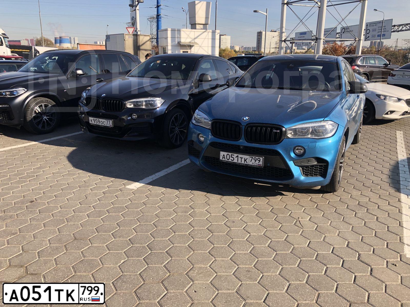 Фото автомобиля BMW X6M, 2018 — госномер А051ТК799. Цвет: голубой