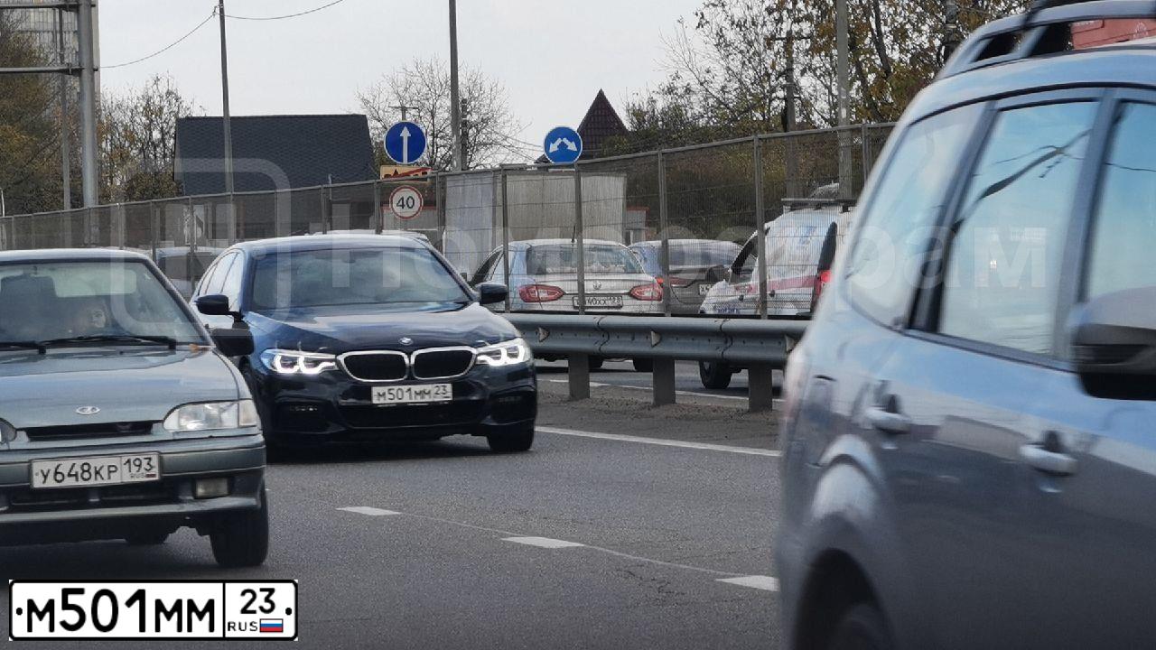Фото автомобиля BMW SERIE 5, 2007 — госномер Р425ОМ193. Цвет: СЕРЕБРИСТЫЙ