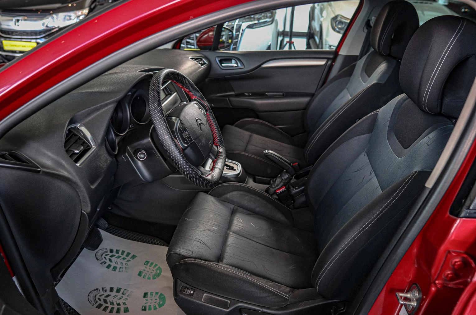 Фото автомобиля CITROEN C4, 2011 — госномер Е870НО124. Цвет: КРАСНЫЙ