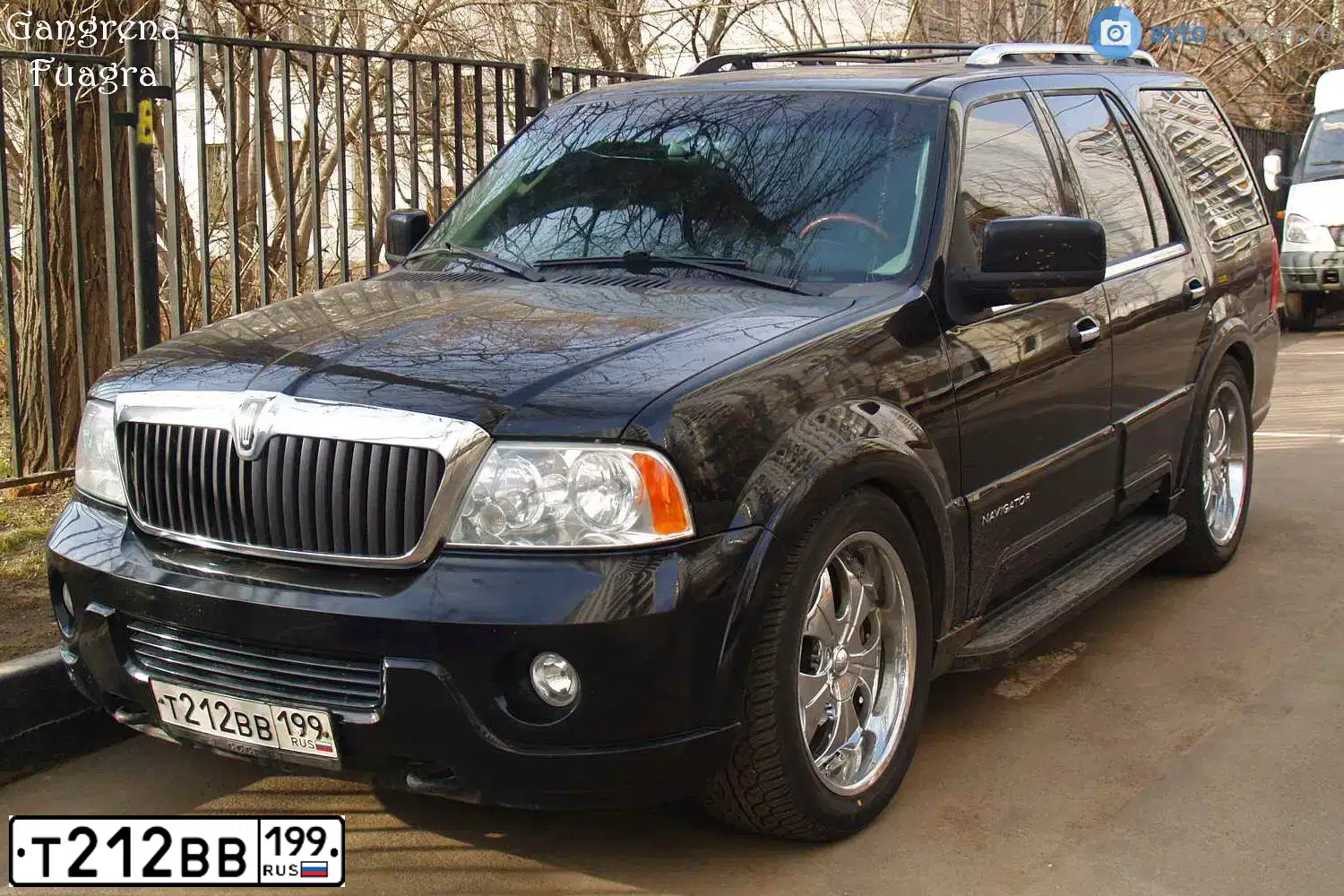 Фото автомобиля LINCOLN NAVIGATOR, 2002 — госномер М260ЕР186. Цвет: ЧЕРНЫЙ