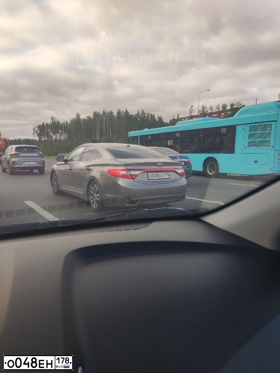 Фото автомобиля HYUNDAI GRANDEUR, 2012 — госномер О048ЕН178. Цвет: СЕРЫЙ