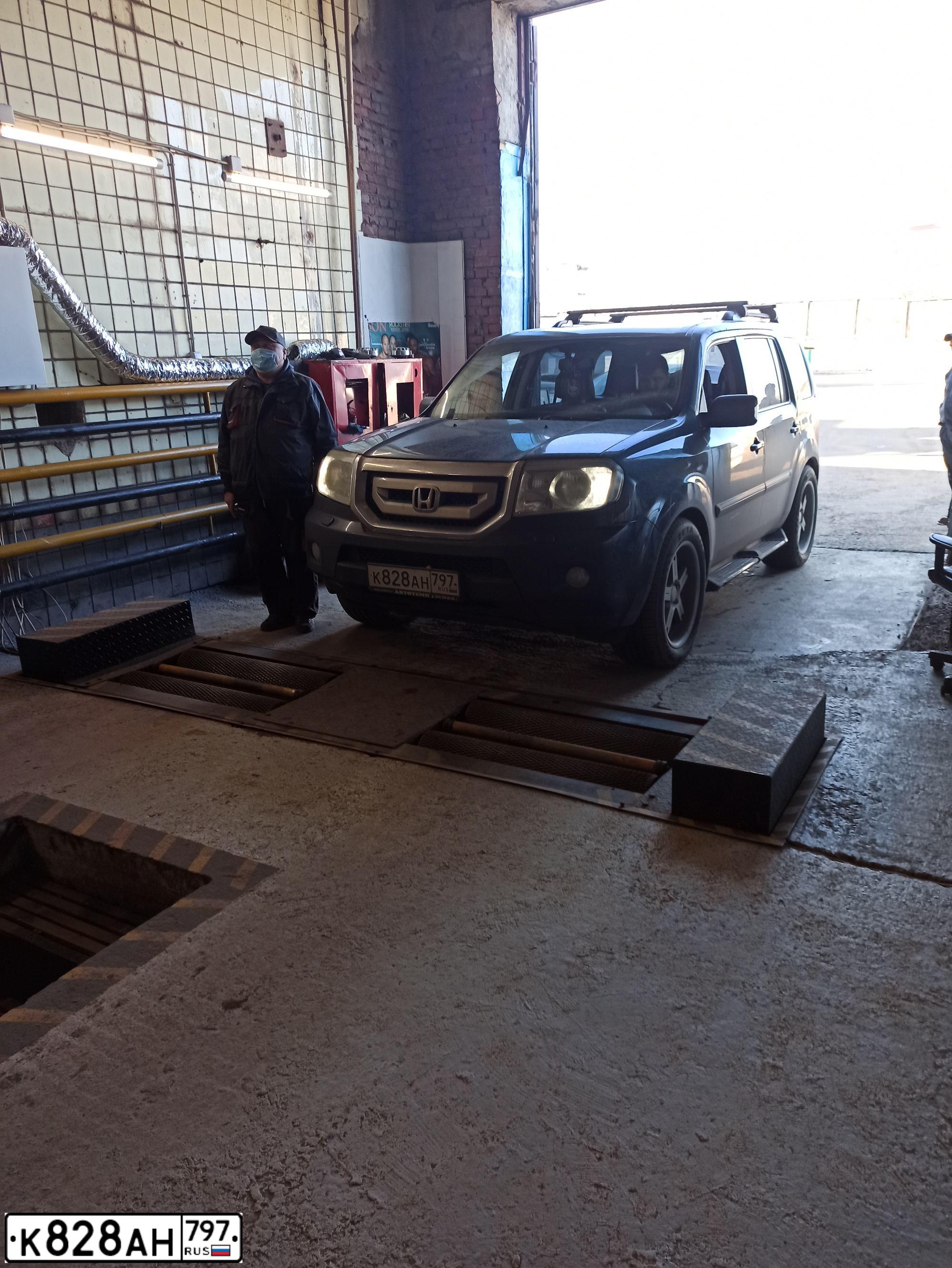 Фото автомобиля HONDA PILOT, 2008 — госномер С564УН199. Цвет: Темно-синий