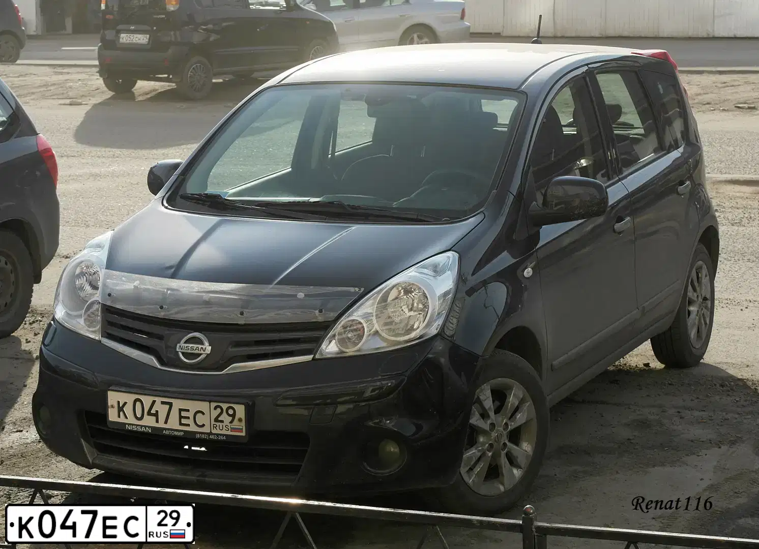 Фото автомобиля NISSAN NOTE, 2011 — госномер К047ЕС29. Цвет: ЧЕРНЫЙ