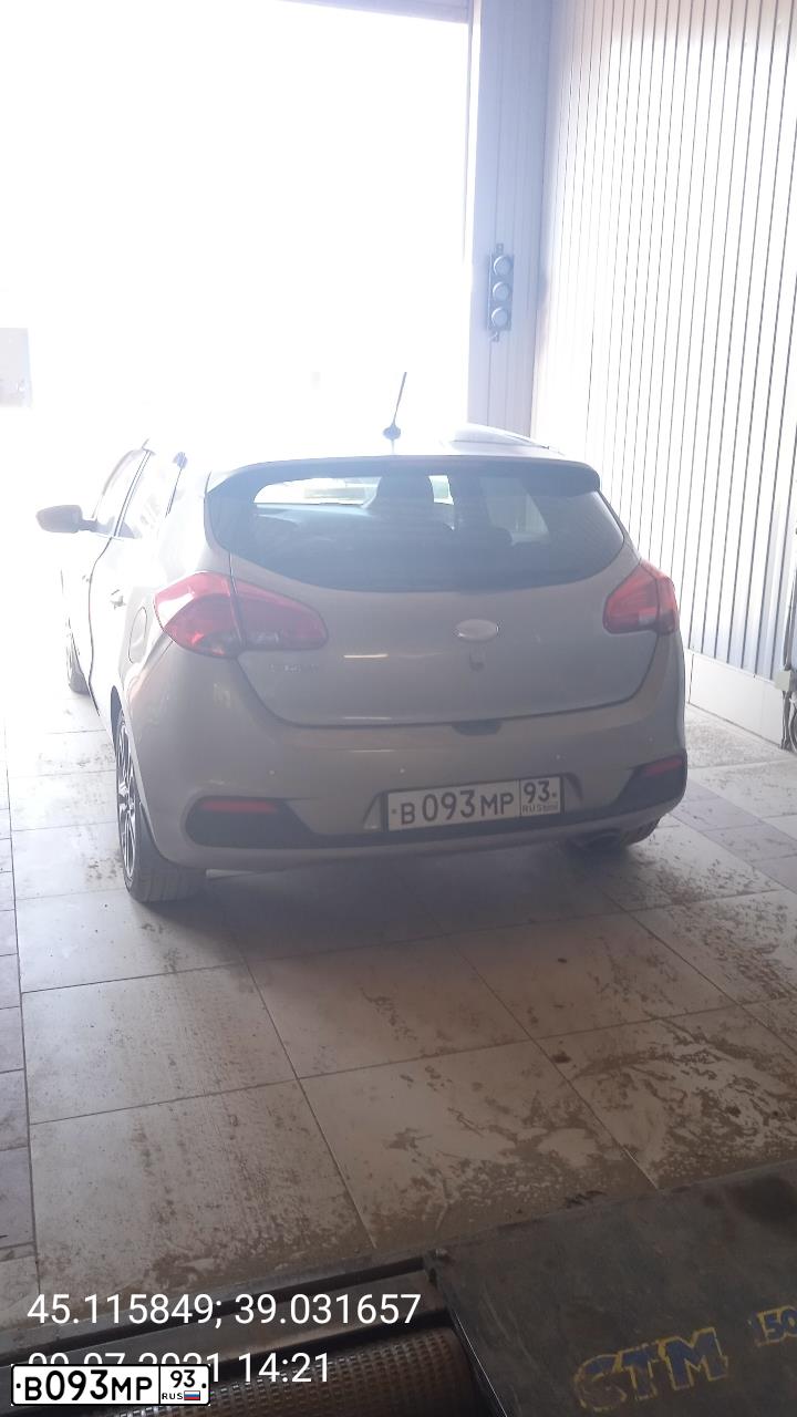 Фото автомобиля KIA CEE'D, 2013 — госномер Е383НО790. Цвет: Серебристый