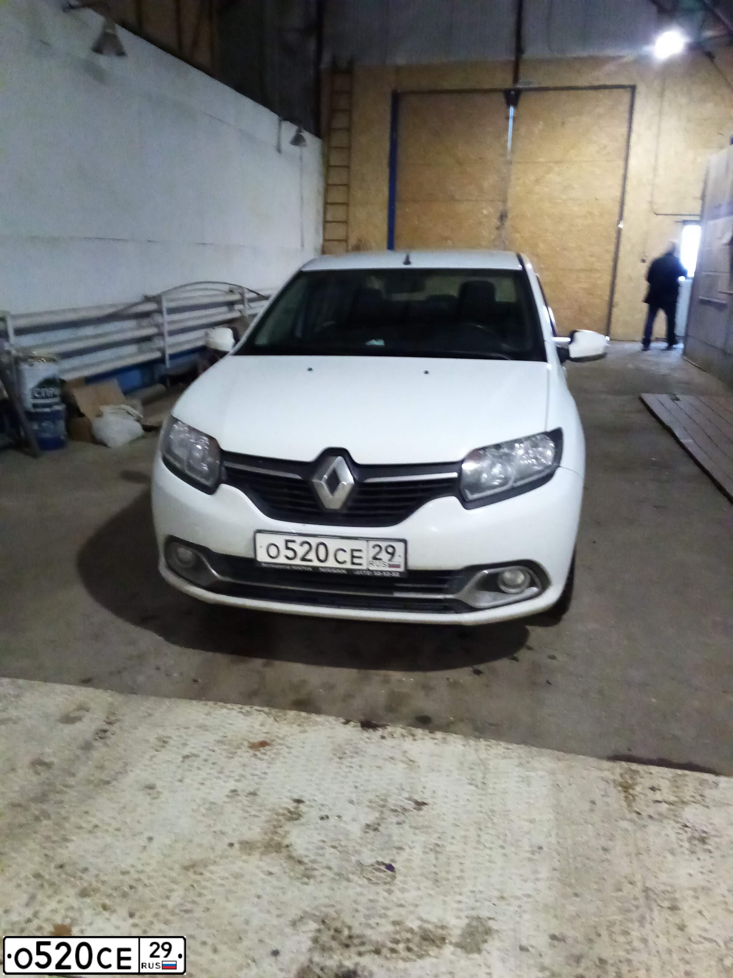 Фото автомобиля RENAULT LOGAN, 2014 — госномер О520СЕ29. Цвет: Белый