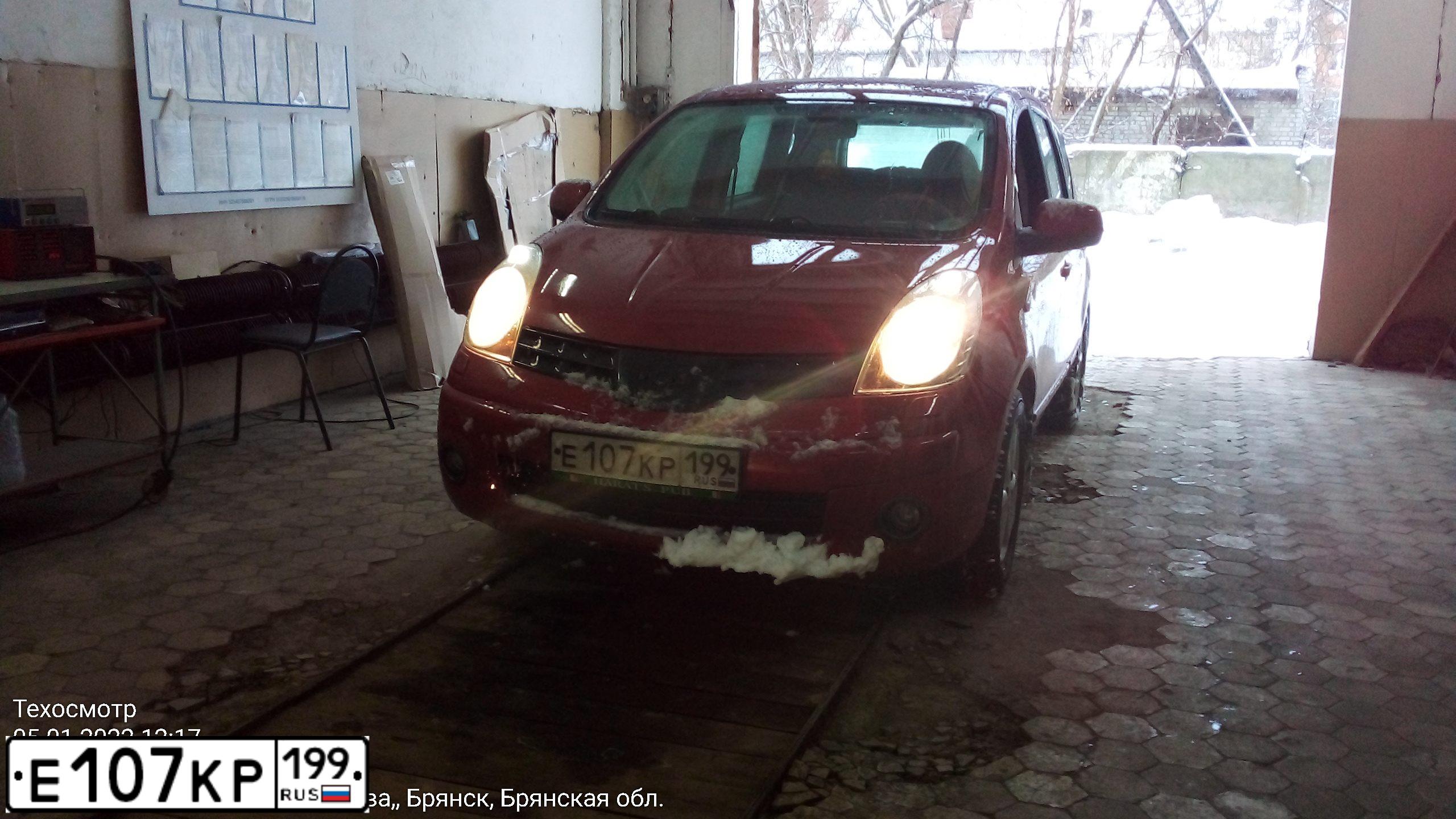 Фото автомобиля NISSAN NOTE, 2008 — госномер Р722ОН32. Цвет: ВИШНЕВЫЙ