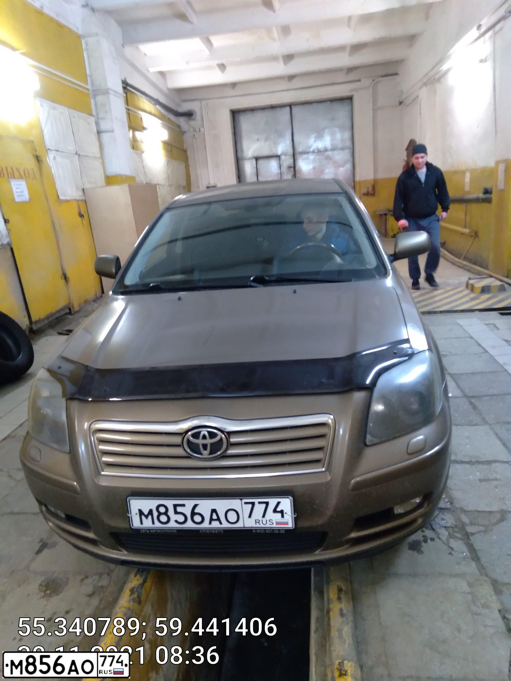 Фото автомобиля TOYOTA AVENSIS, 2003 — госномер Н621ЕК774. Цвет: Коричневый