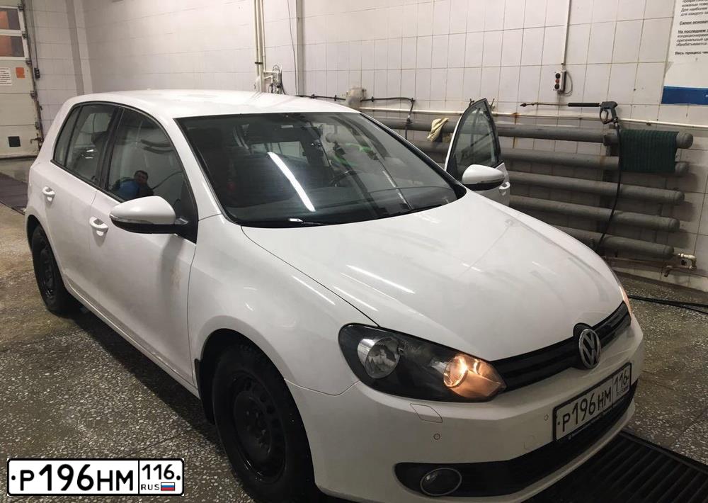 Фото автомобиля VOLKSWAGEN GOLF, 2012 — госномер А026СО702. Цвет: Белый