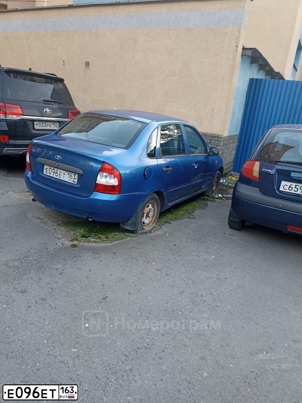 Фото автомобиля LADA 1118 KALINA, 2006 — госномер Е096ЕТ163. Цвет: ЯРКО-СИНИЙ