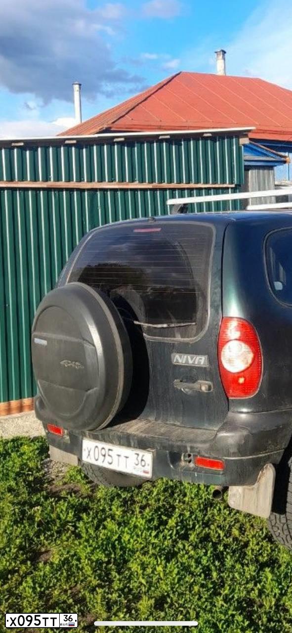 Фото автомобиля CHEVROLET NIVA, 2004 — госномер Х095ТТ36. Цвет: ТЕМНО-ЗЕЛЕНЫЙ