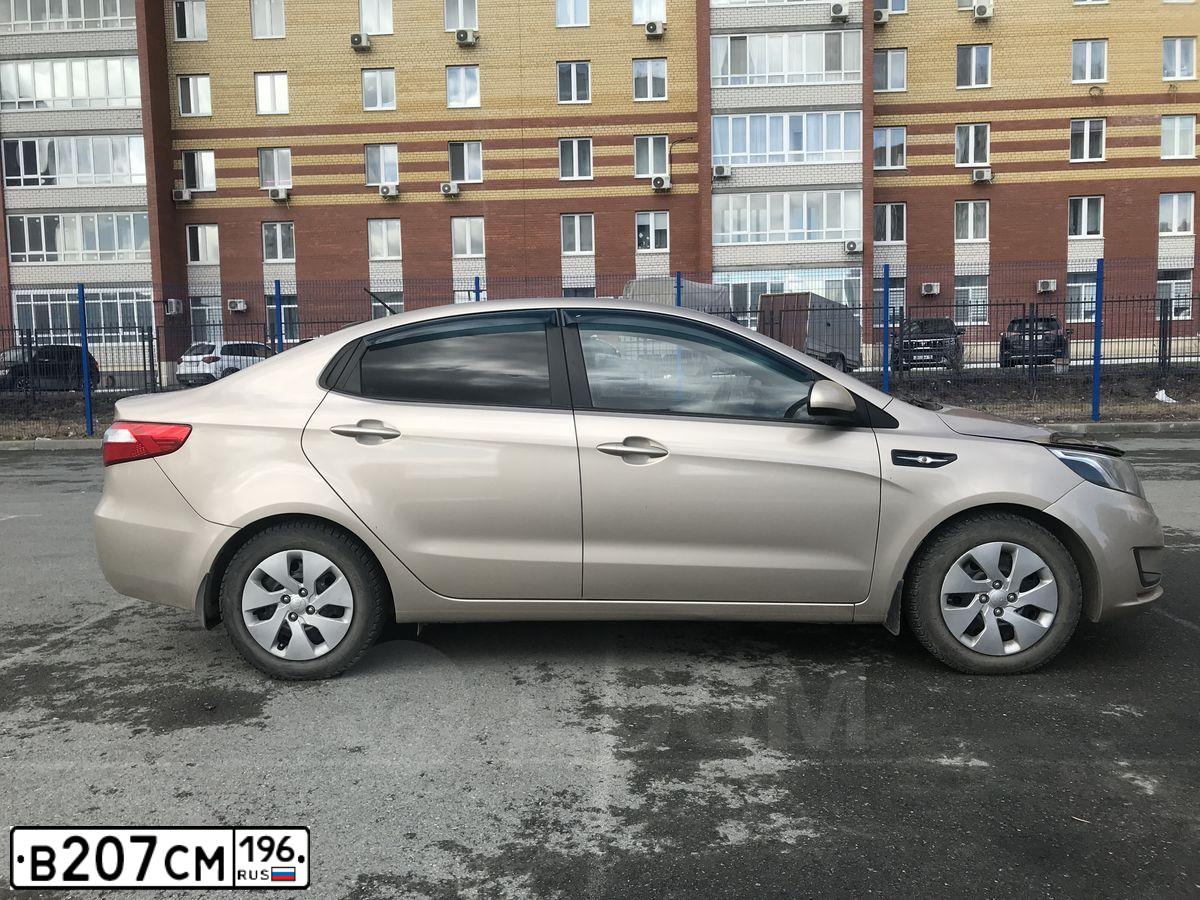 Фото автомобиля KIA RIO, 2014 — госномер С317ХМ89. Цвет: БЕЖЕВЫЙ