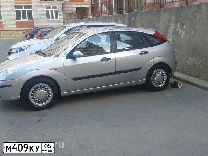 Фото автомобиля FORD FOCUS, 2003 — госномер Р677КЕ177. Цвет: Серебристый