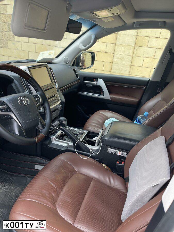 Фото автомобиля TOYOTA LAND CRUISER 200, 2016 — госномер У221ВМ05. Цвет: Белый
