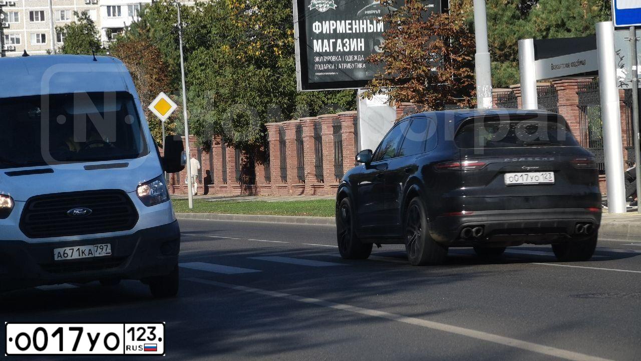 Фото автомобиля PORSCHE CAYENNE, 2018 — госномер О017УО123. Цвет: ЧЕРНЫЙ