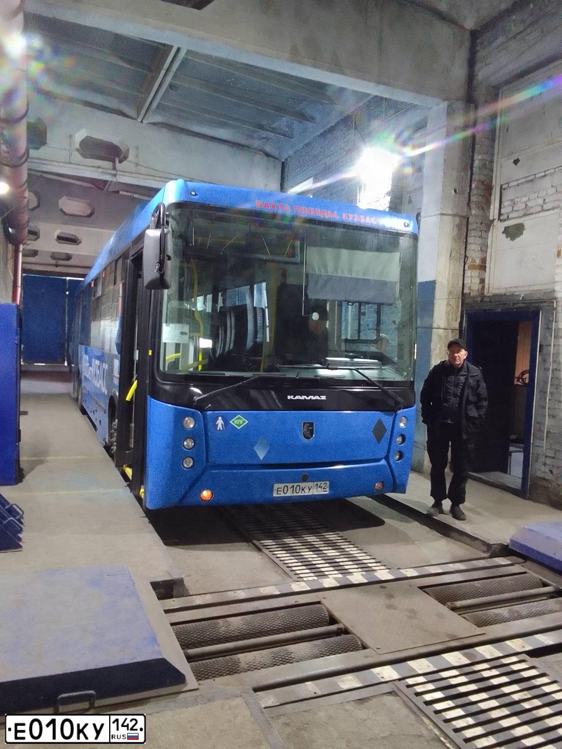 Фото автомобиля NEFAZ 5299 /KAMAZ 5297 4X2/, 2020 — госномер Е010КУ142. Цвет: синий