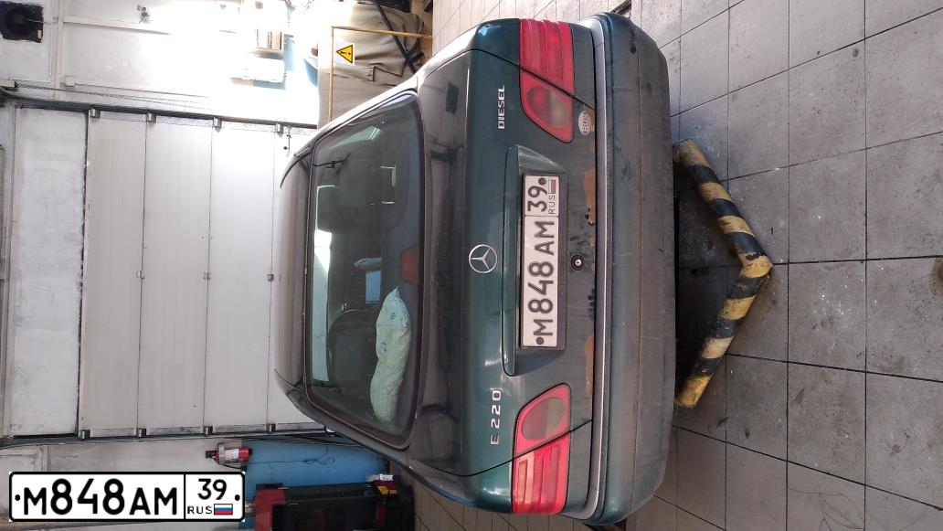 Фото автомобиля MERCEDES E-KLASSE, 1996 — госномер М848АМ39. Цвет: ЗЕЛЕНЫЙ