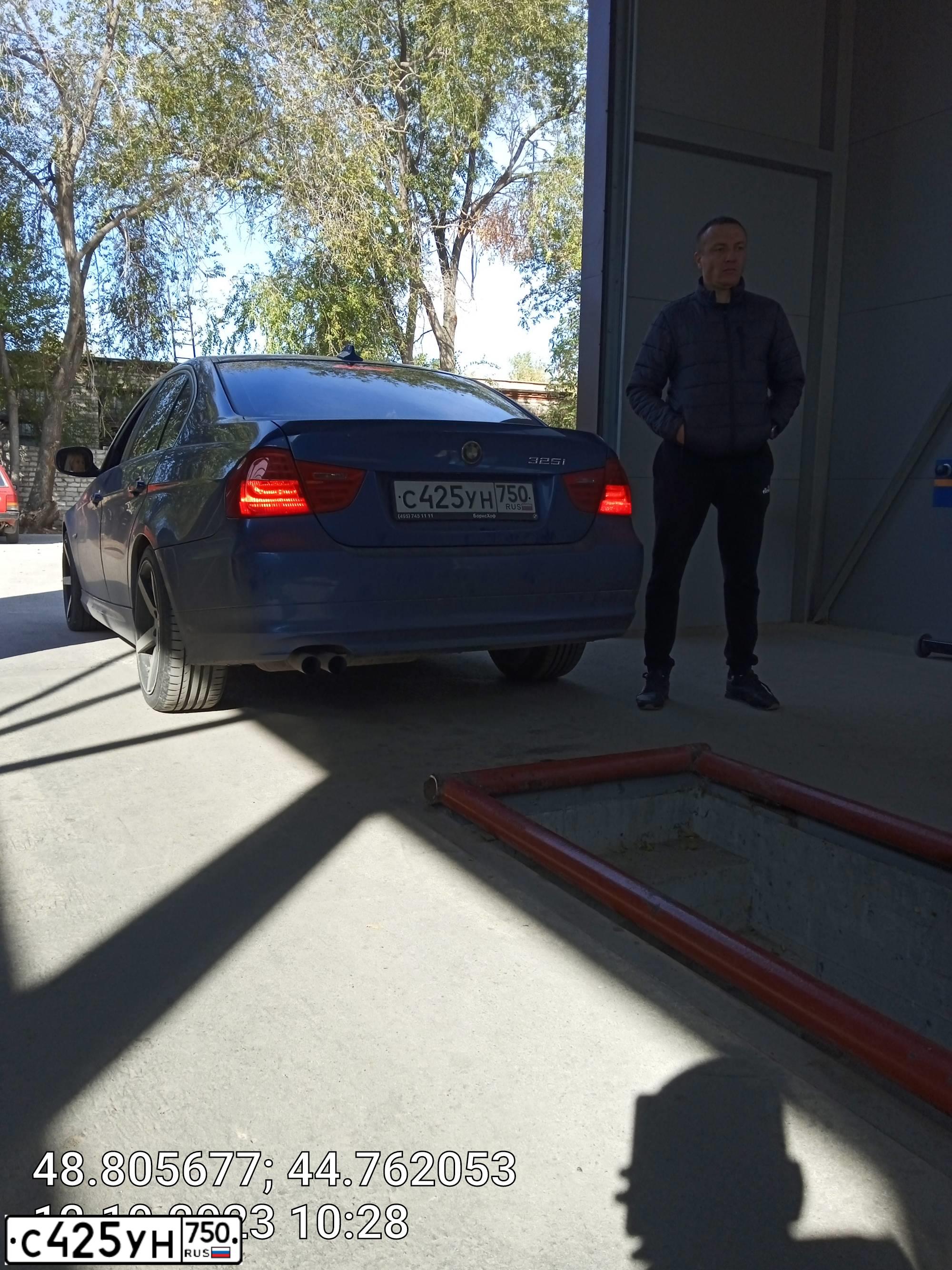 Фото автомобиля BMW W SERIE 3, 2009 — госномер У442МА152. Цвет: синий