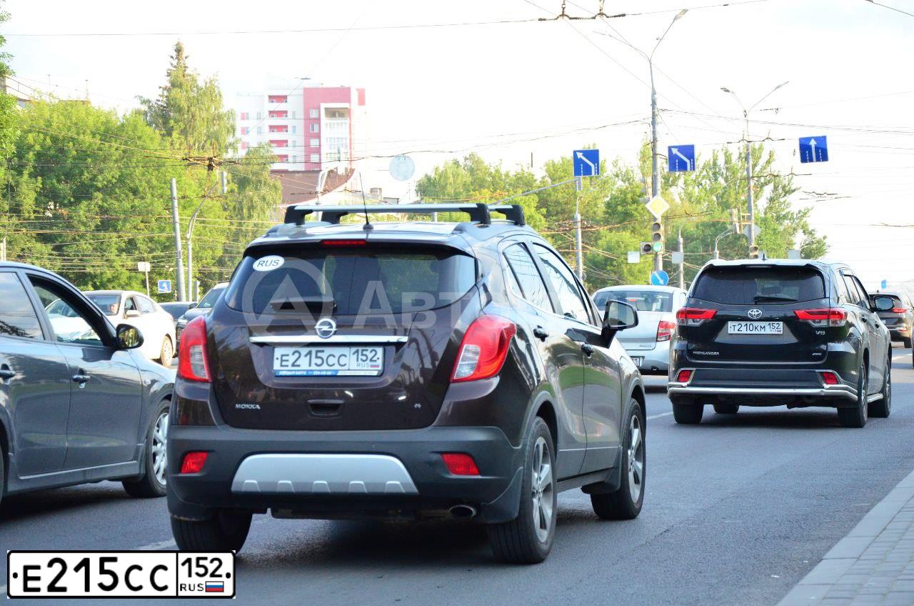 Фото автомобиля OPEL MOKKA, 2013 — госномер Е215СС152. Цвет: Коричневый