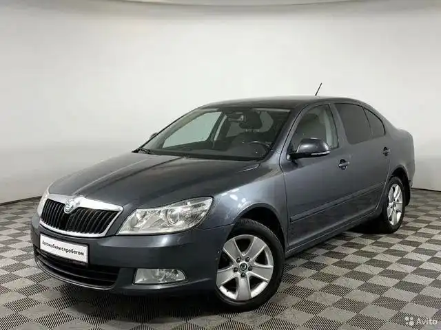 Фото автомобиля SKODA OCTAVIA, 2011 — госномер Т272ЕХ797. Цвет: ТЕМНО-СЕРЫЙ