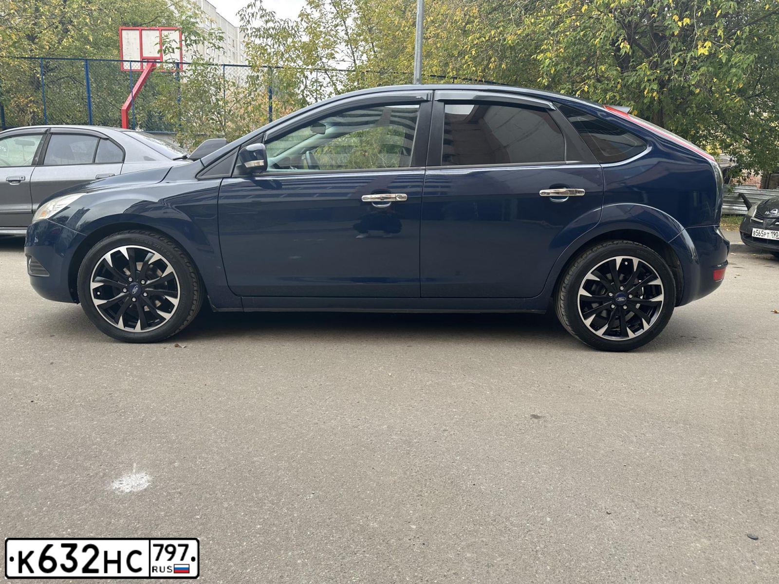 Фото автомобиля FORD FOCUS, 2010 — госномер Р196КЕ196. Цвет: СИНИЙ ТЕМНЫЙ