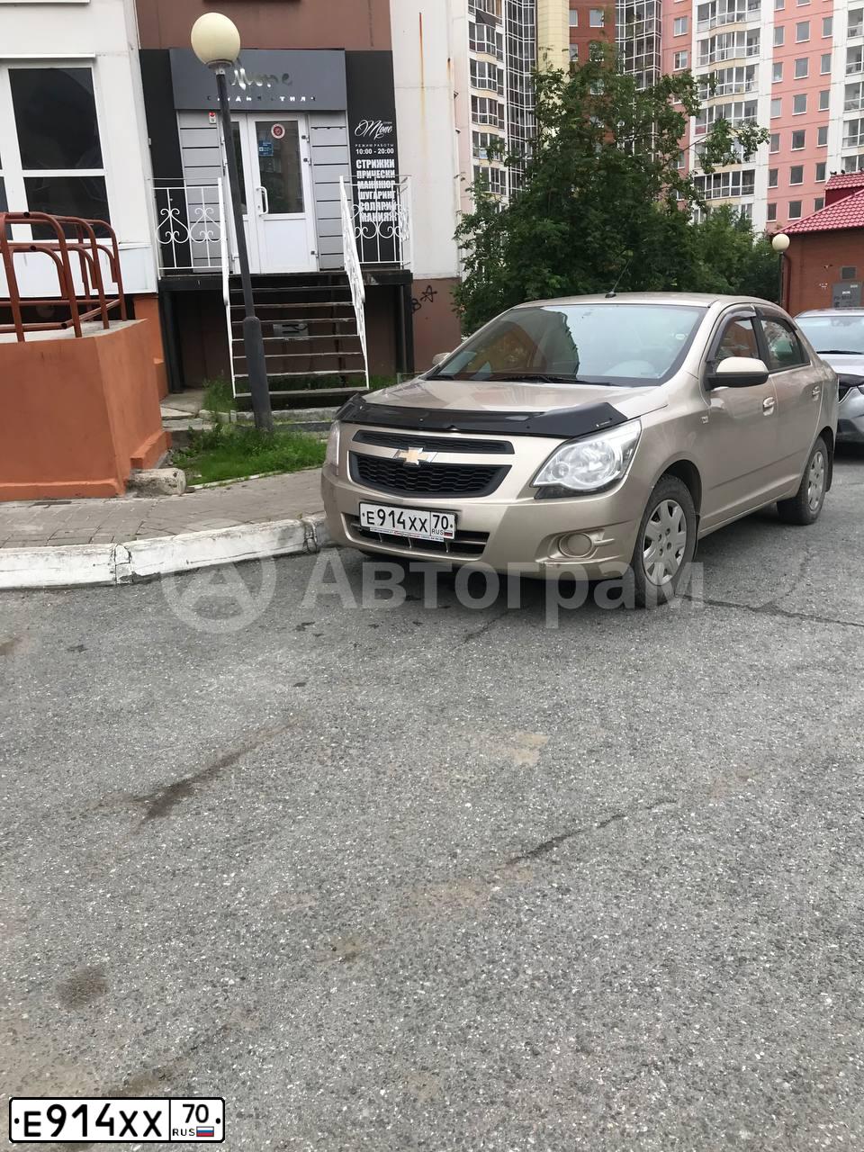 Фото автомобиля CHEVROLET COBALT, 2013 — госномер Е914ХХ70. Цвет: ПЕСОЧНЫЙ