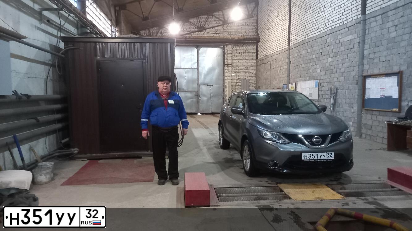 Фото автомобиля NISSAN QASHQAI, 2017 — госномер Н351УУ32. Цвет: СЕРЫЙ