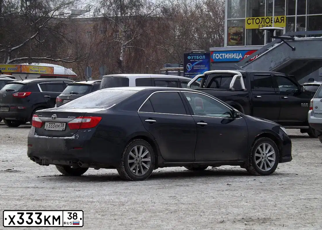 Фото автомобиля TOYOTA CAMRY, 2012 — госномер Х333КМ38. Цвет: ТЕМНО-СЕРЫЙ