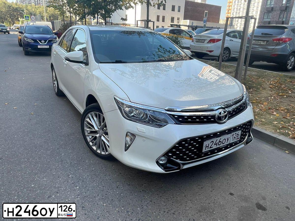 Фото автомобиля TOYOTA CAMRY, 2018 — госномер Е510АМ977. Цвет: БЕЛЫЙ-ЖЕЛТЫЙ-СЕРЫЙ