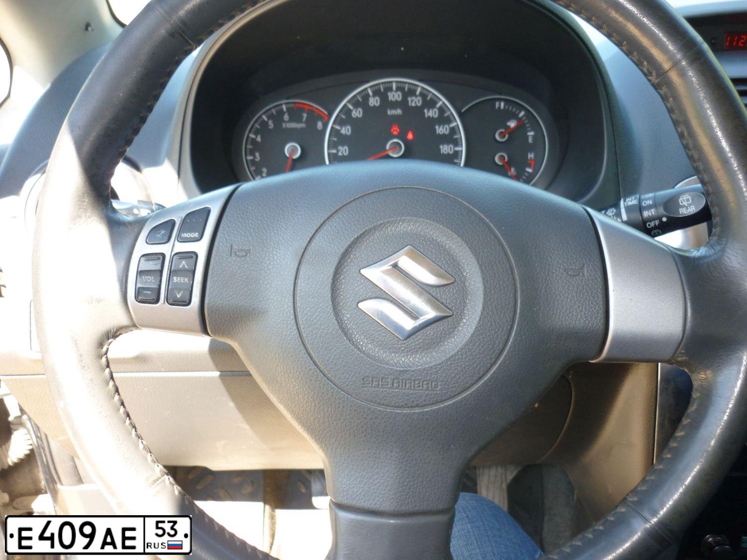 Фото автомобиля SUZUKI SX 4, 2008 — госномер Е409АЕ53. Цвет: ЧЕРНЫЙ
