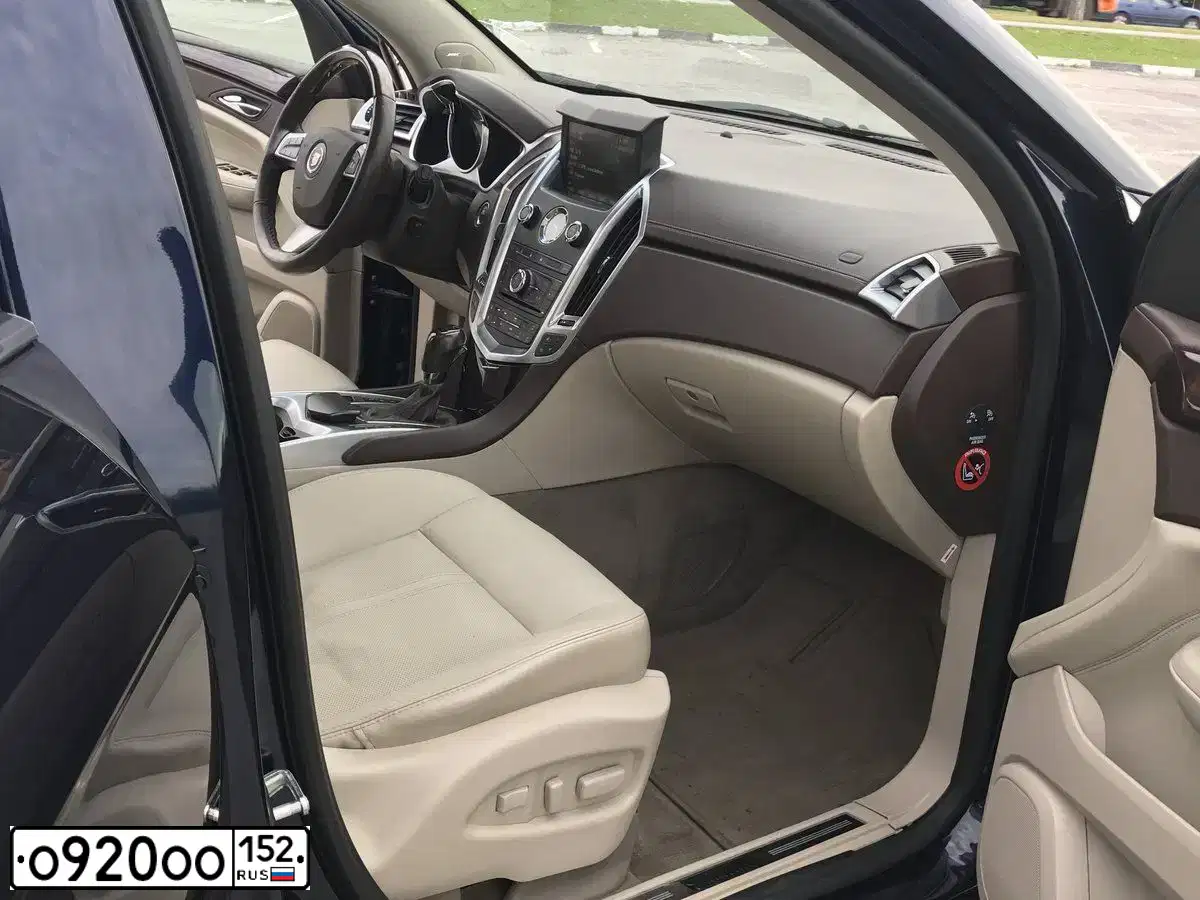 Фото автомобиля CADILLAC SRX, 2011 — госномер О920ОО152. Цвет: Темно-синий