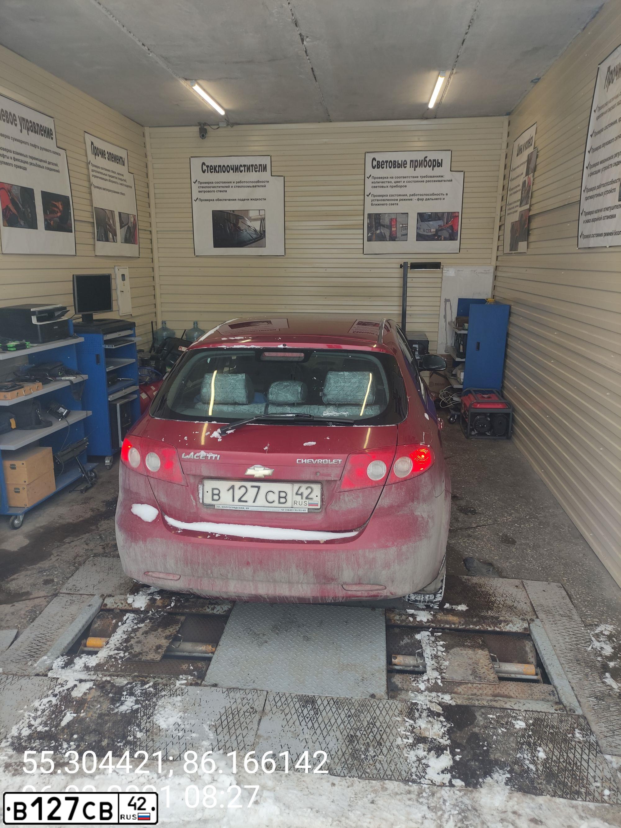 Фото автомобиля CHEVROLET LACETTI, 2007 — госномер Е429МО142. Цвет: Красный