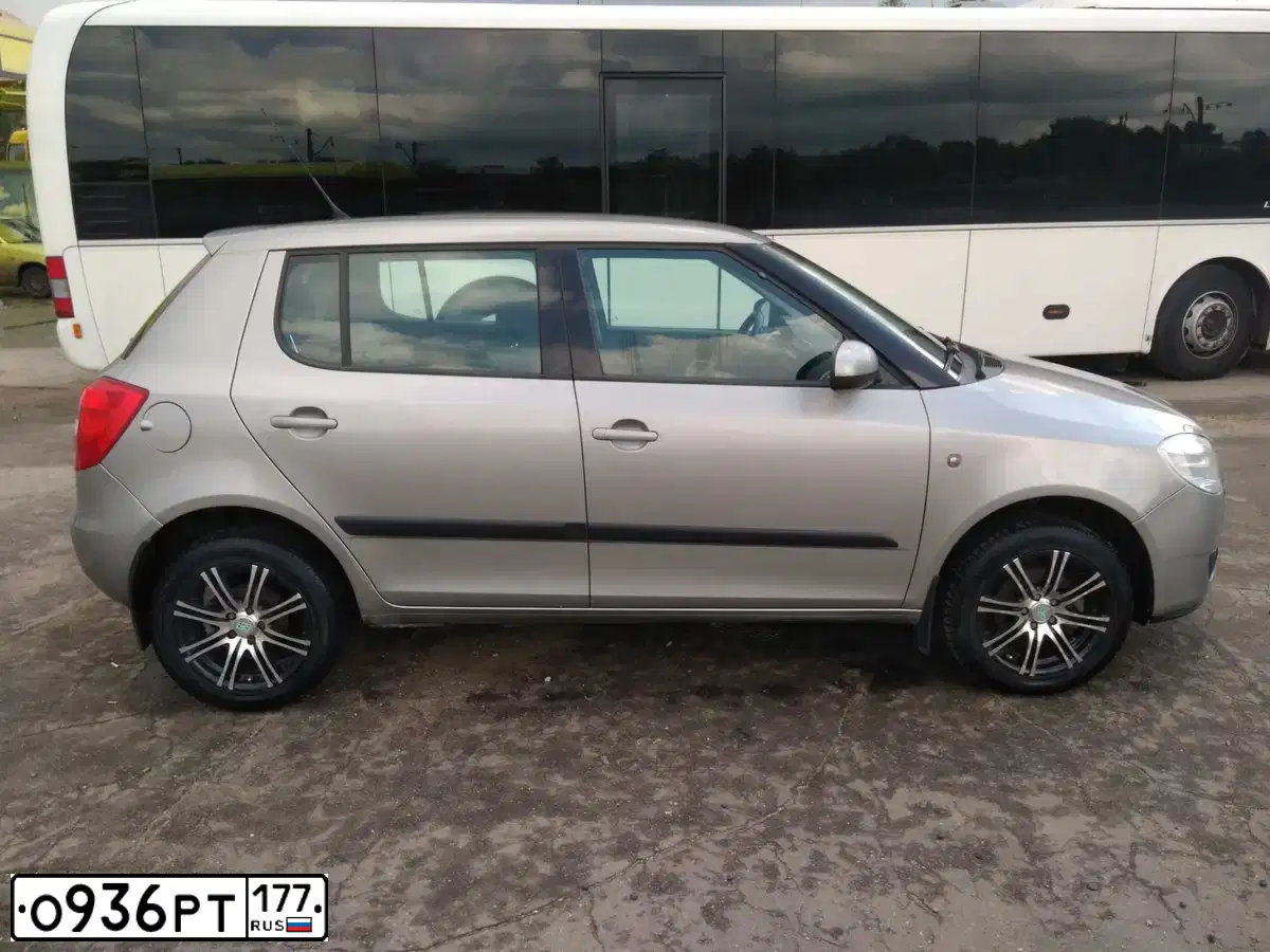 Фото автомобиля SKODA FABIA, 2009 — госномер О936РТ177. Цвет: Серый