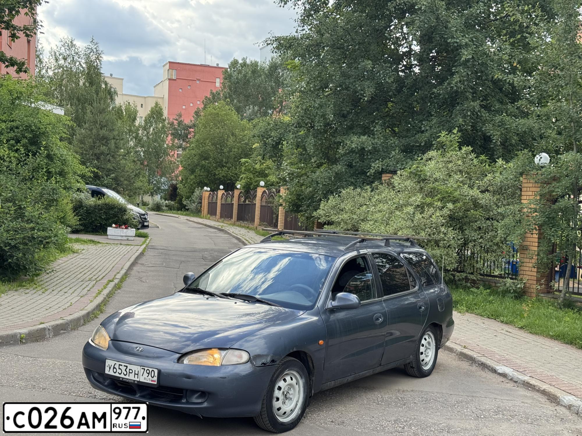 Фото автомобиля HYUNDAI LANTRA, 1996 — госномер У653РН790. Цвет: СЕРЫЙ