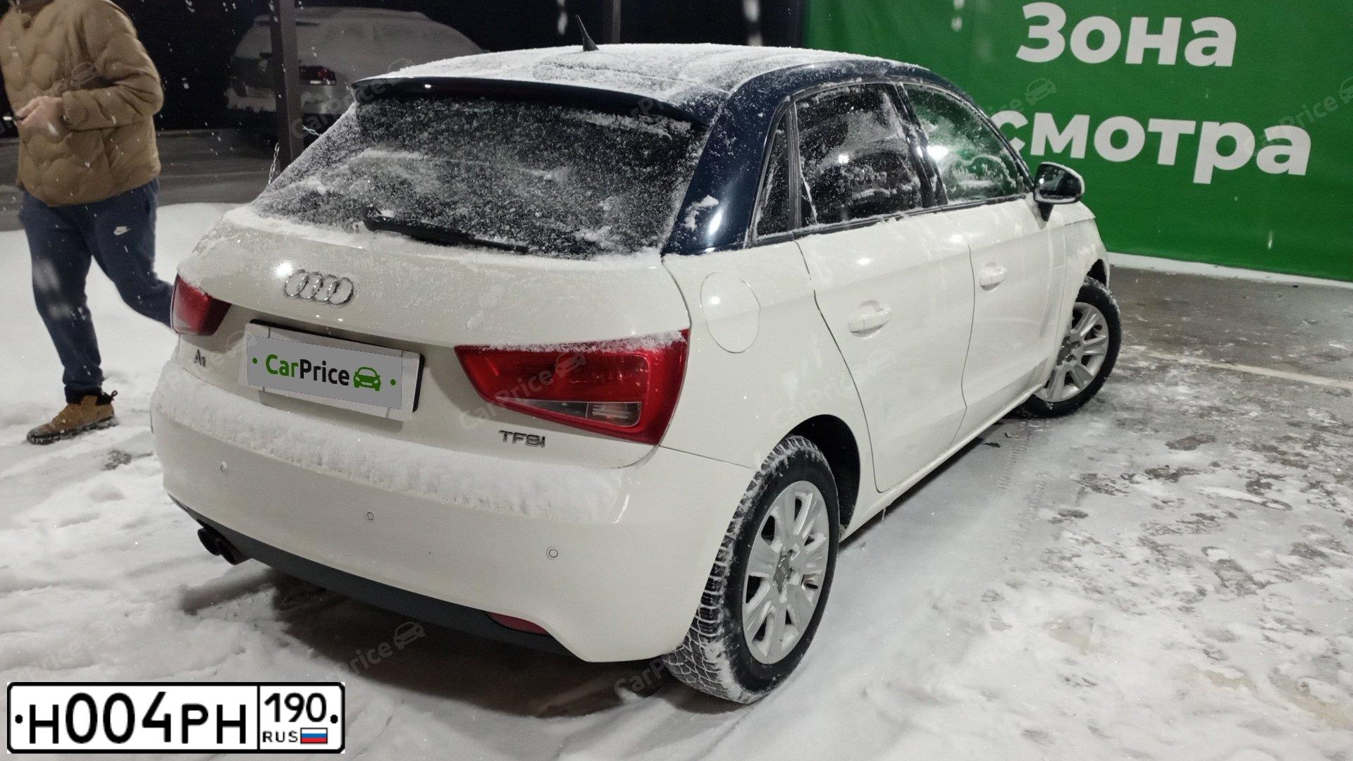 Фото автомобиля AUDI A1 SPORTBACK, 2012 — госномер Т151УТ124. Цвет: белый синий