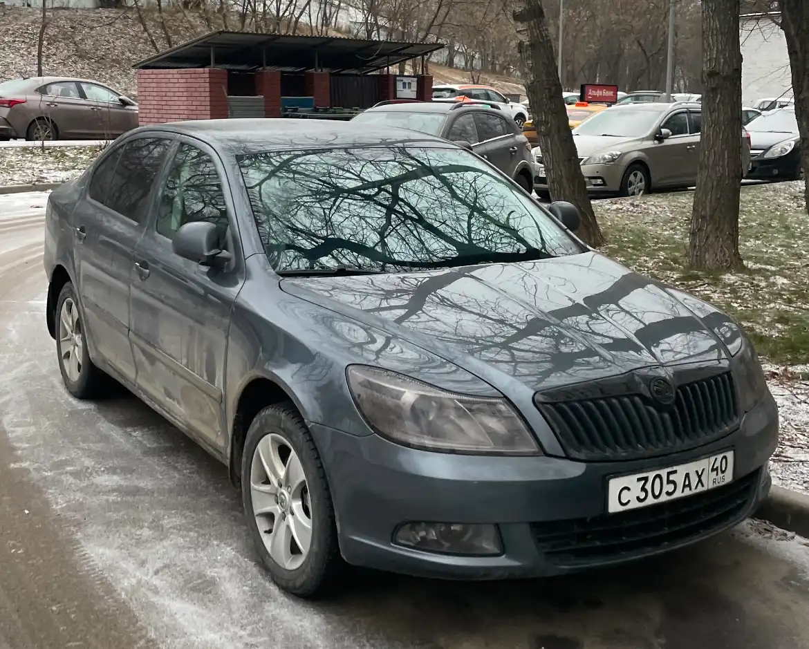 Фото автомобиля SKODA OCTAVIA, 2012 — госномер С305АХ40. Цвет: ТЕМНО-СЕРЫЙ