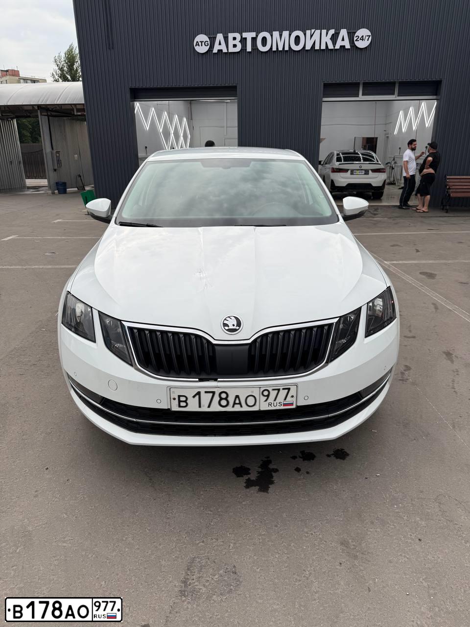 Фото автомобиля SKODA OCTAVIA, 2020 — госномер В178АО977. Цвет: БЕЛЫЙ ЖЕЛТЫЙ СЕРЫЙ