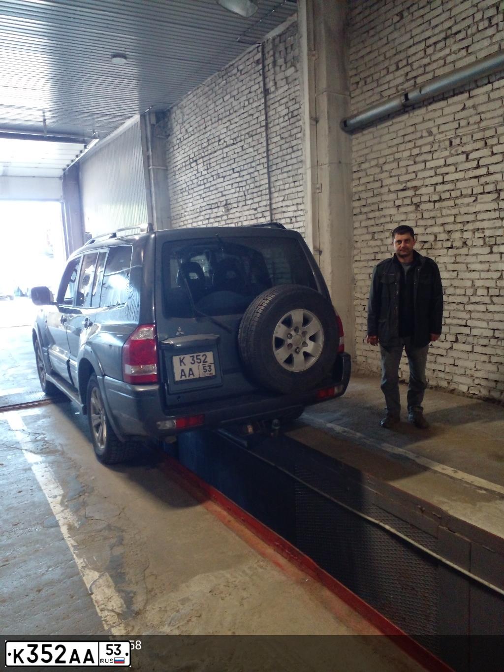 Фото автомобиля MITSUBISHI PAJERO, 2005 — госномер В627НЕ51. Цвет: ТЕМНО-СЕРЫЙ